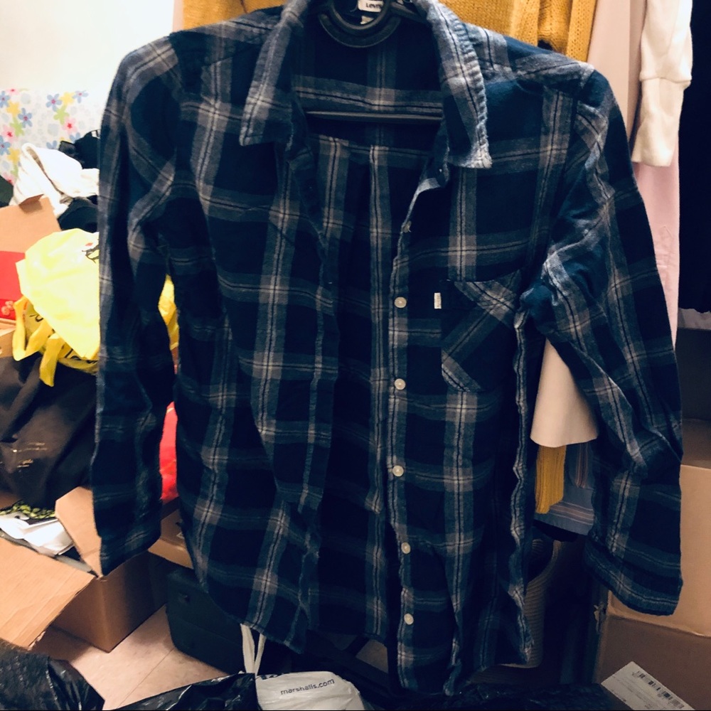 LEVI’S BUTTON DOWN SHIRT SIZE M